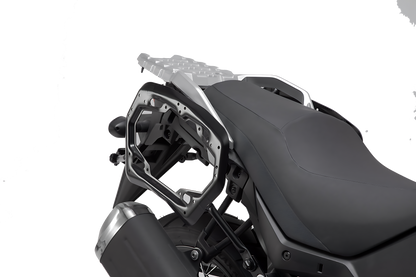 Soporte lateral PRO Negro. Suzuki DL 650 (16-).
