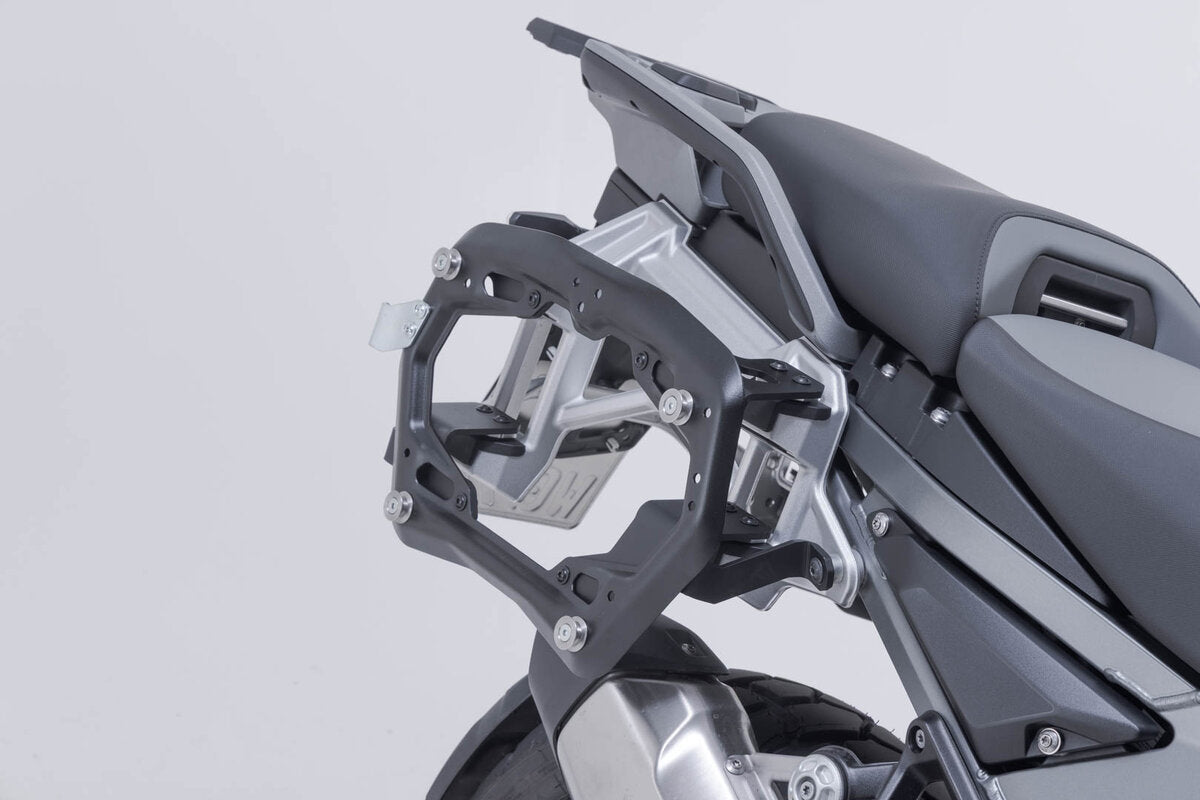Soporte lateral PRO para portaequipajes originales. Negro. BMW R 1300 GS Adventure (24-).