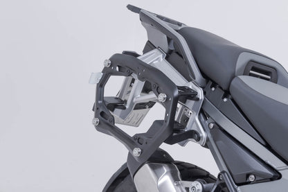 Soporte lateral PRO para portaequipajes originales. Negro. BMW R 1300 GS Adventure (24-).