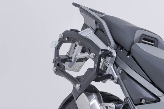 Soporte lateral PRO para portaequipajes originales. Negro. BMW R 1300 GS Adventure (24-).