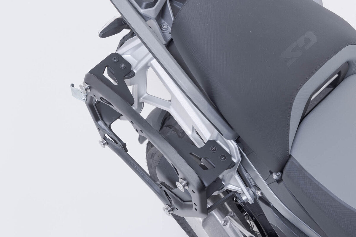 Soporte lateral PRO para portaequipajes originales. Negro. BMW R 1300 GS Adventure (24-).