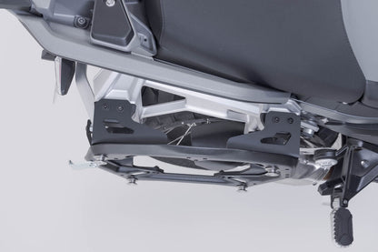 Soporte lateral PRO para portaequipajes originales. Negro. BMW R 1300 GS Adventure (24-).