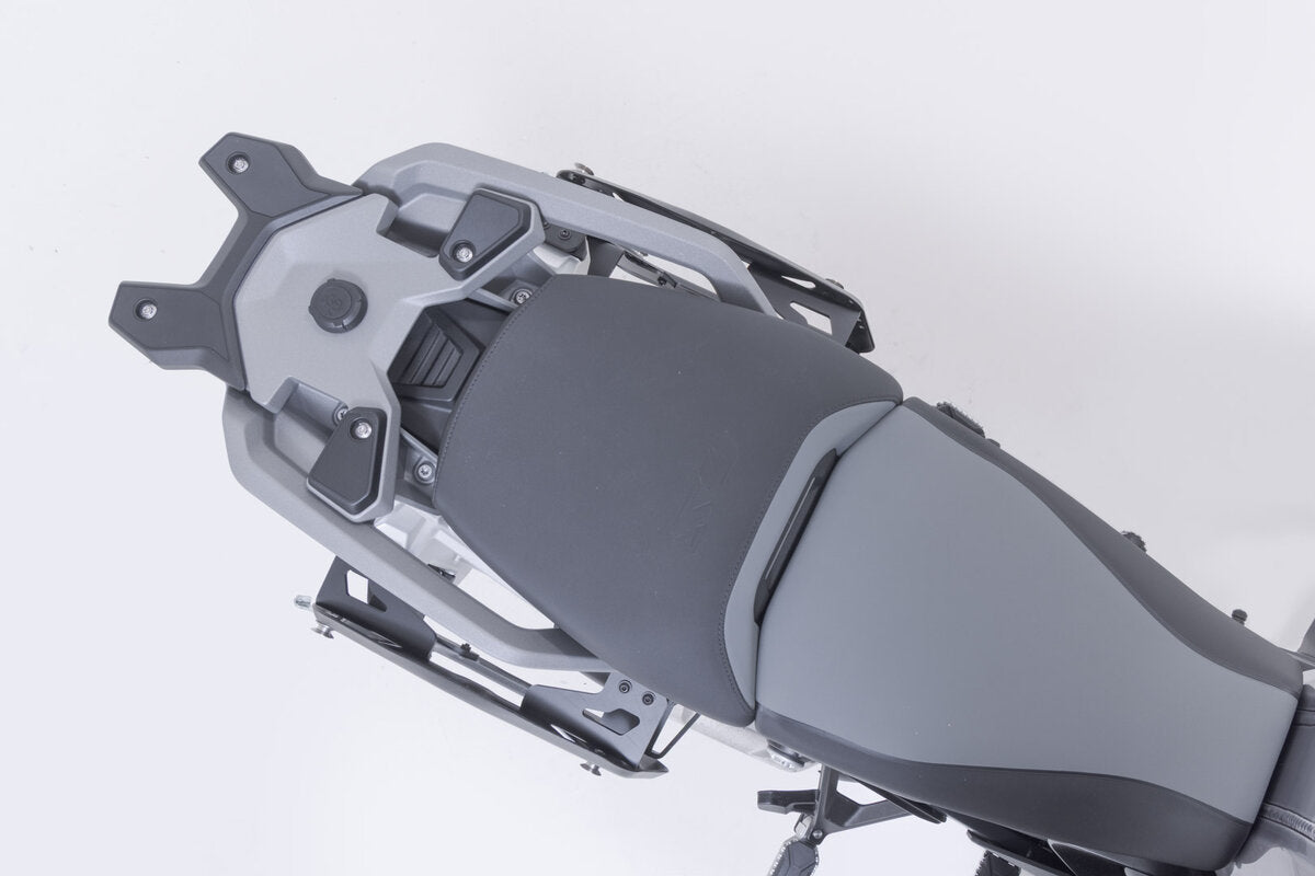 Soporte lateral PRO para portaequipajes originales. Negro. BMW R 1300 GS Adventure (24-).