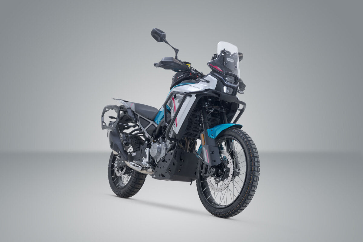 Soporte lateral PRO. Negro. CFMoto 450MT (23-).