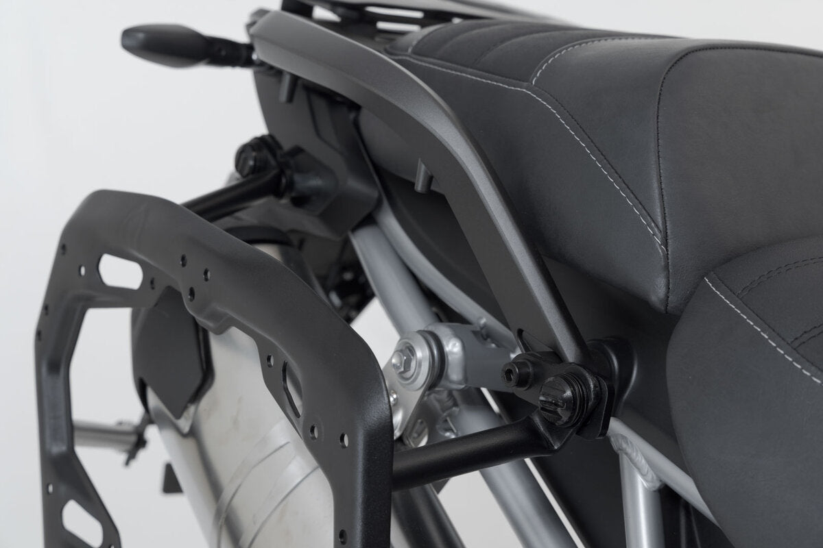 Soporte lateral PRO. Negro. Tiger 1200 Rally Pro/GT/GT Pro (22-).