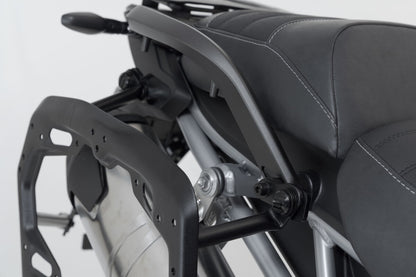Soporte lateral PRO. Negro. Tiger 1200 Rally Pro/GT/GT Pro (22-).