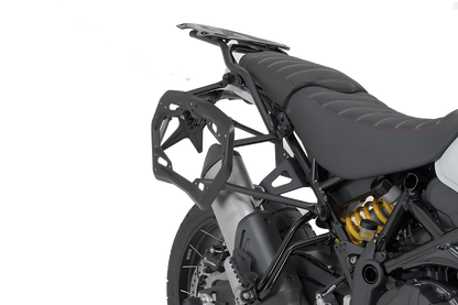 Soporte lateral PRO, modelo de EE. UU. Negro. Ducati DesertX (22-) / Rally (23-).