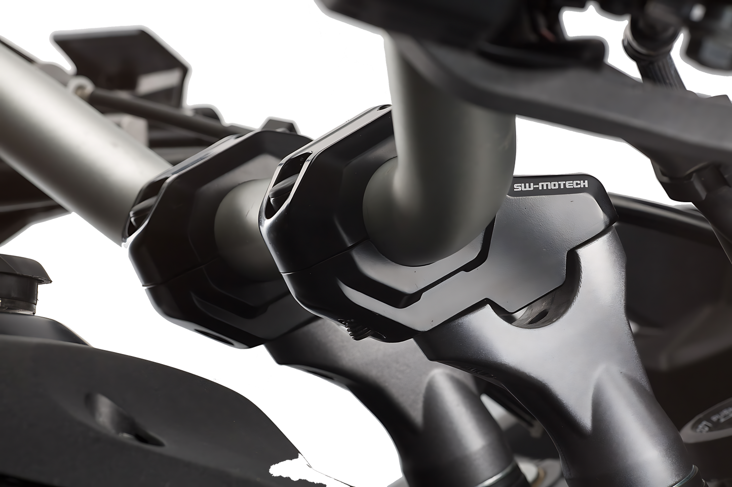 Acercador de manillar Ø 28 mm H = 30 mm. Colocación de 22 mm. Negro.