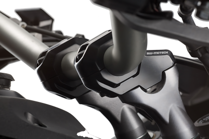 Acercador de manillar Ø 28 mm H = 30 mm. Colocación de 22 mm. Negro.