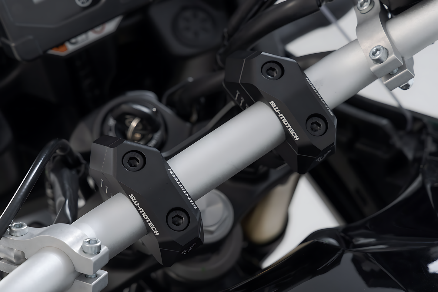 Acercador de manillar variable para Ø28 H=28mm. Colocación de 5/10/15/20/25/30 mm. Negro