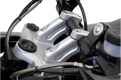 Acercador de manillar Ø 28 mm. Eleva 20 mm. Acerca 30 mm. Plateado.