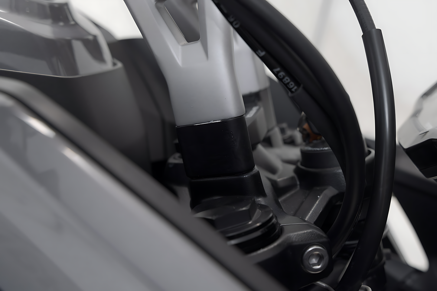 Elevador de manillar H=30 mm. Negro. Triumph Tiger 660 (21-).