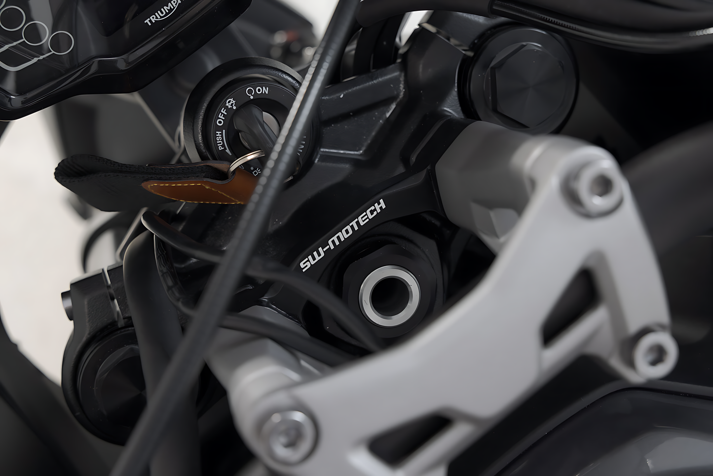 Elevador de manillar H=30 mm. Negro. Triumph Tiger 660 (21-).