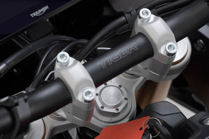 Elevador de manillar. Al=30 mm. Plateado. Trium Tiger 900 GT/Rally Pro.