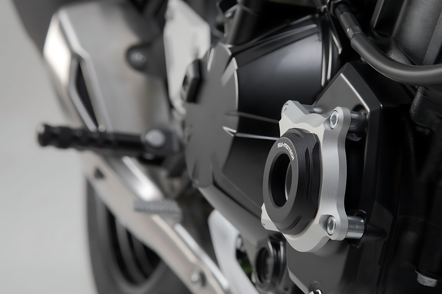protector de la tapa para la carcasa del motor Negro/Plateado. Modelos Kawasaki Z900 (16-).