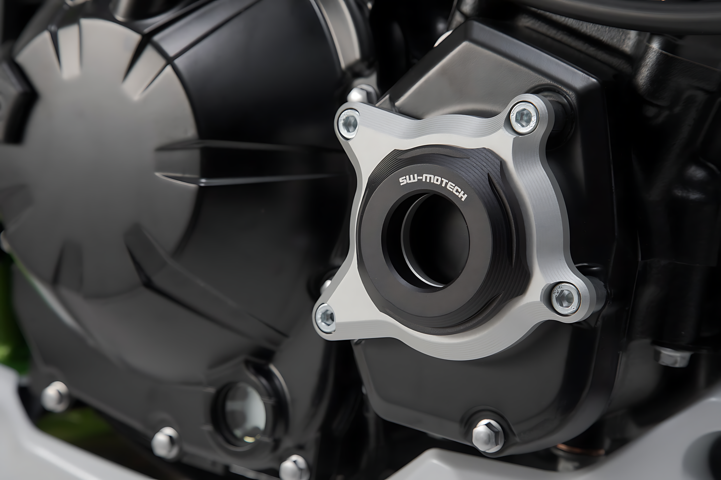 protector de la tapa para la carcasa del motor Negro/Plateado. Modelos Kawasaki Z900 (16-).