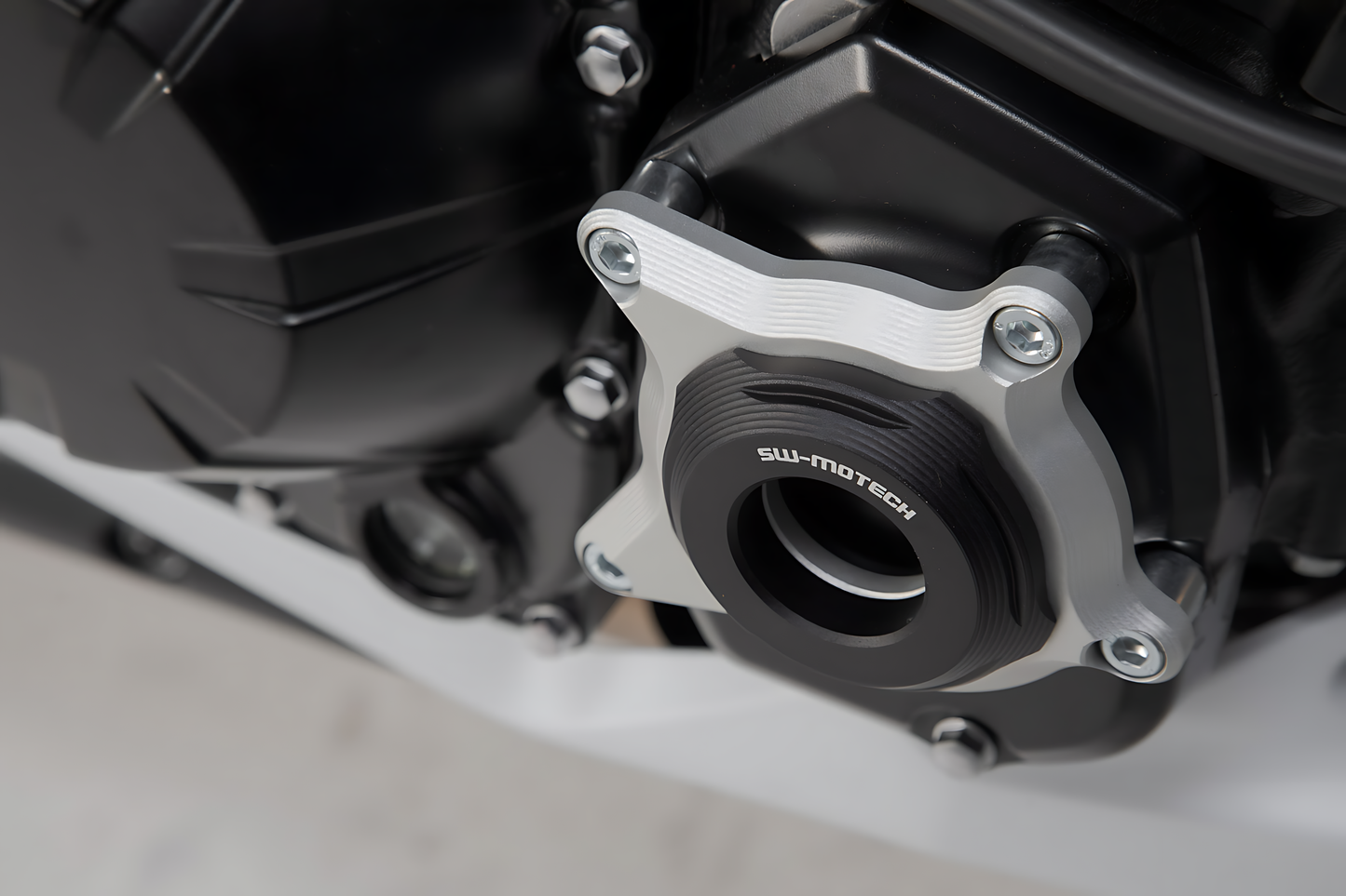 protector de la tapa para la carcasa del motor Negro/Plateado. Modelos Kawasaki Z900 (16-).
