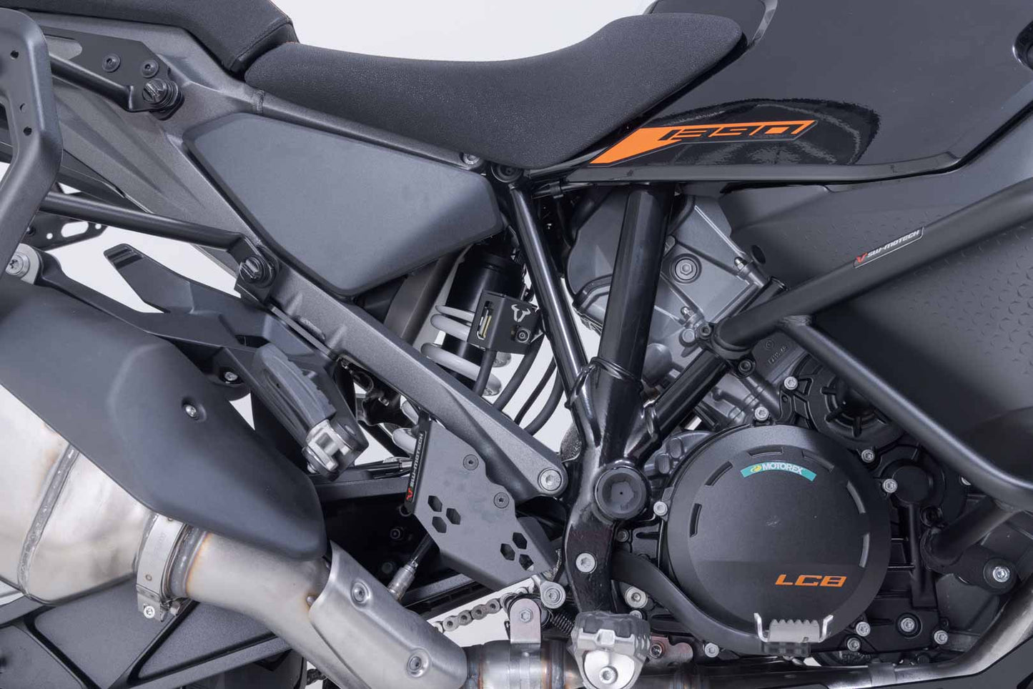 Protector de depósito de frenos. Negro. Modelos BMW / Ducati / KTM / Husqvarna.
