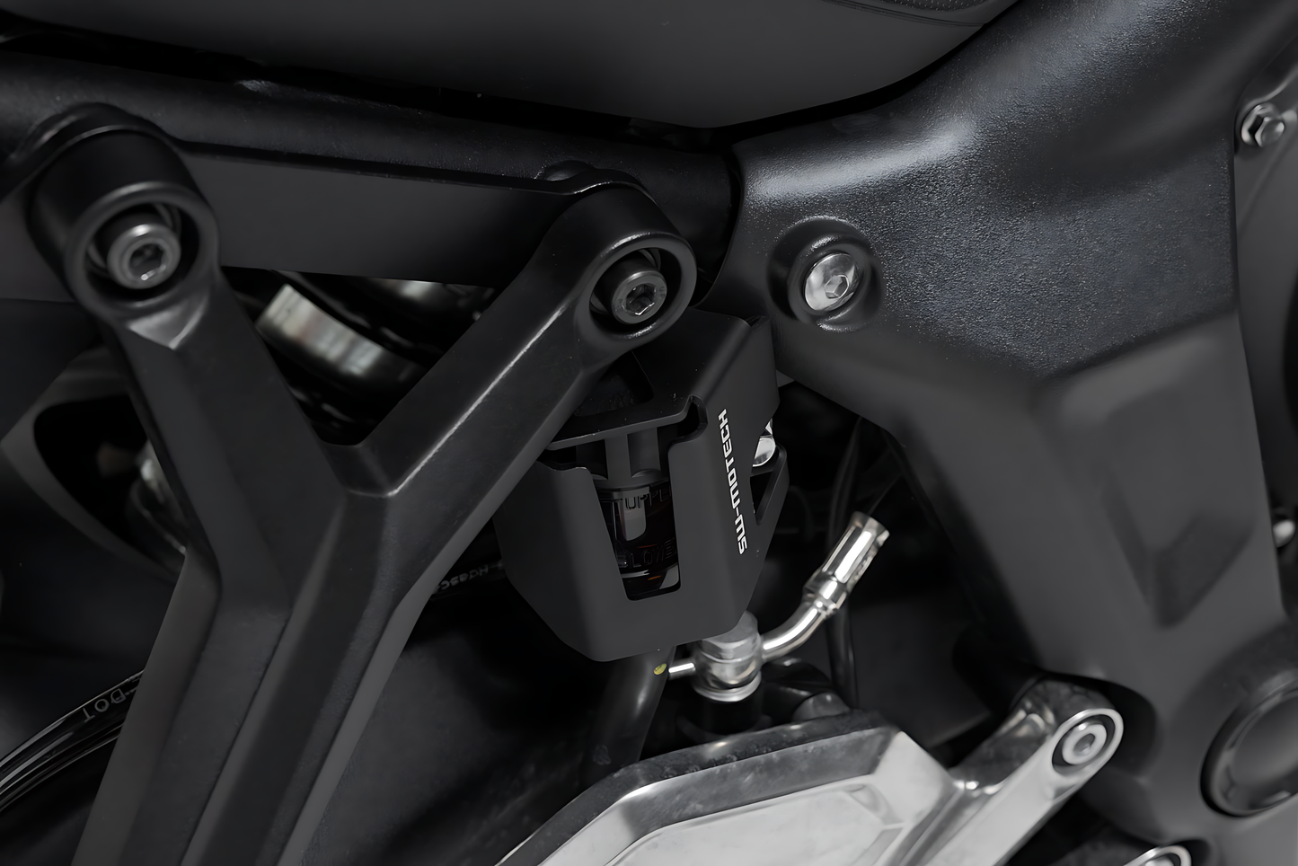 Protector de depósito de frenos Negro. Triumph Trident 660 (21-).