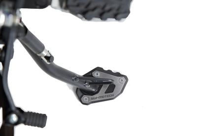 Extension para caballete lateral Negro/Plateado. KTM 390 Adventure (19-).