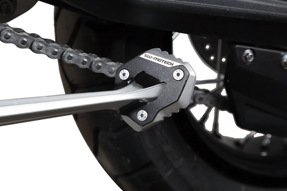 Extension para caballete lateral Negro/plateado. Para modelos Tiger 800 (10-17).