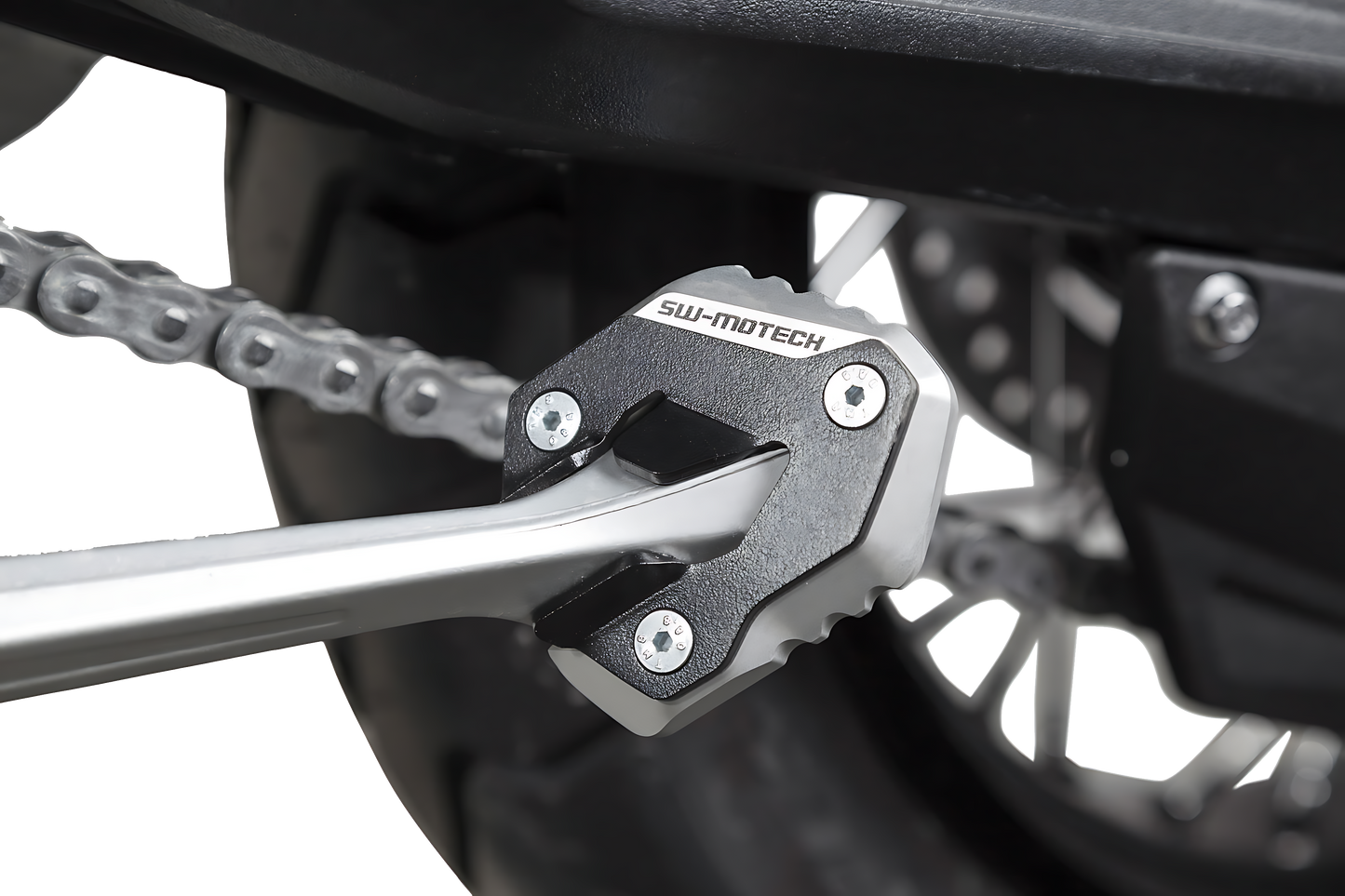 Extension para caballete lateral Negro/plateado. Para modelos Tiger 800 (10-17).