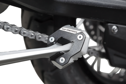 Extension para caballete lateral Negro/plateado. Para modelos Tiger 800 (10-17).