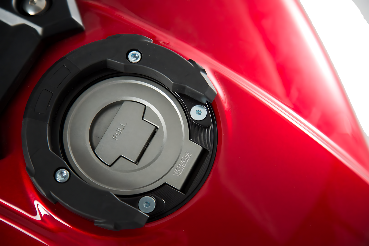 Anillo de depósito EVO Negro. Yamaha MT-09 Tracer (14-20).